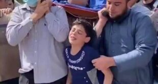 طفل-فلسطيني-في-وداع-والده-الشهيد