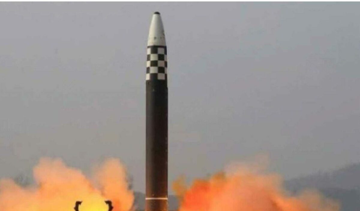 كوريا الشمالية تطلق صاروخ مجهول على البحر الشرقي