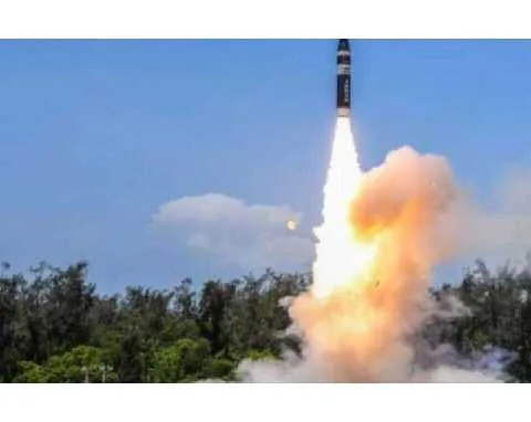 كوريا الشمالية تطلق اول صاروخ في اتجاه الجنوب